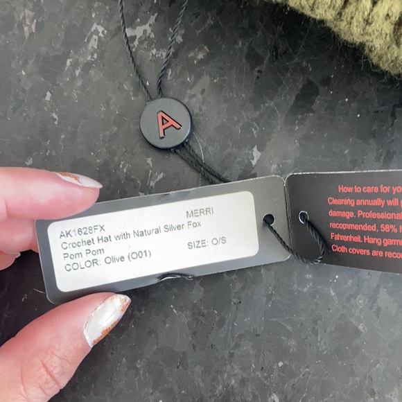 Greet winter hat with real silver fox pom - Picture 2 of 4